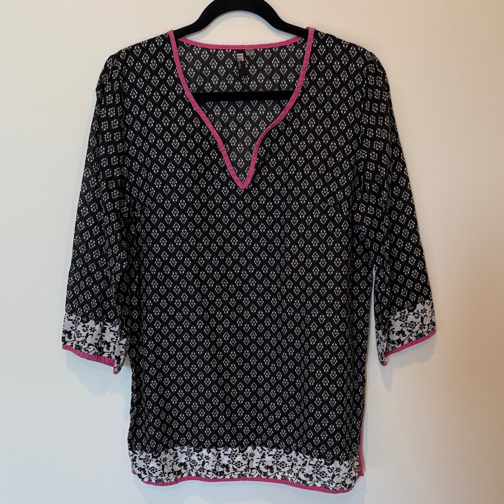 Kut from the Kloth Black and White Patterned Tunic with Pink Trim